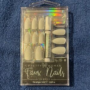 Pretty Woman Designer Faux Nails - Matte Grey,
24 ct